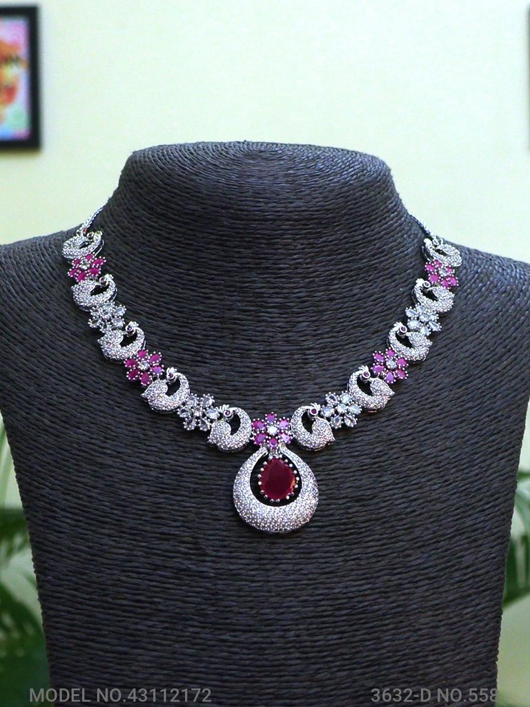 Ideal Necklace Set for Wedding Jewelry Occasions