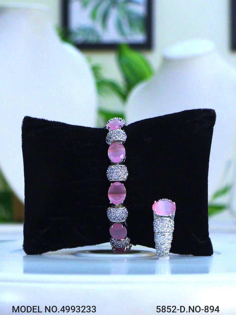 Traditional Necklaces in Trend
