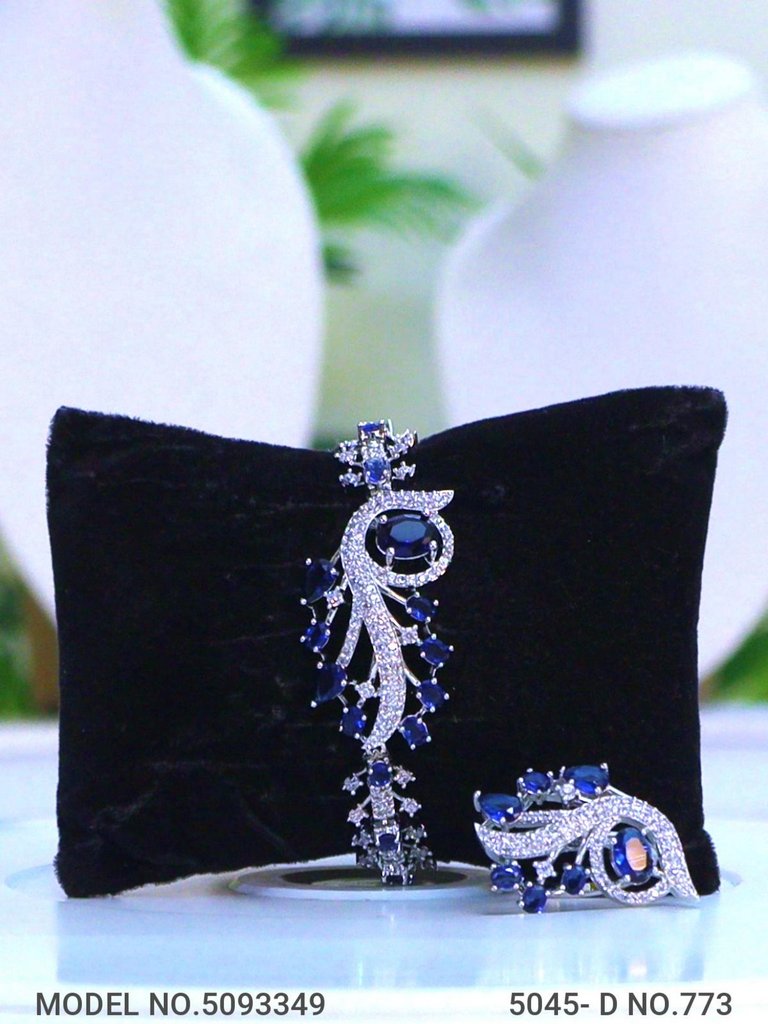 Necklace Designed by Passionate Craftsmen !
