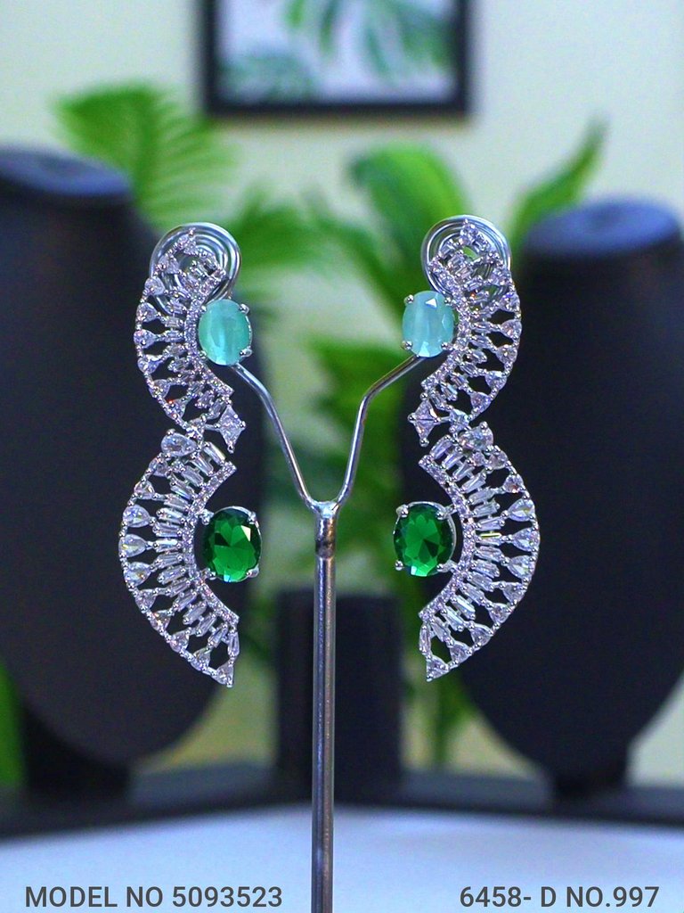 Friendship of Tradition and Trend