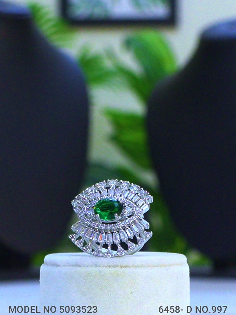 Friendship of Tradition and Trend