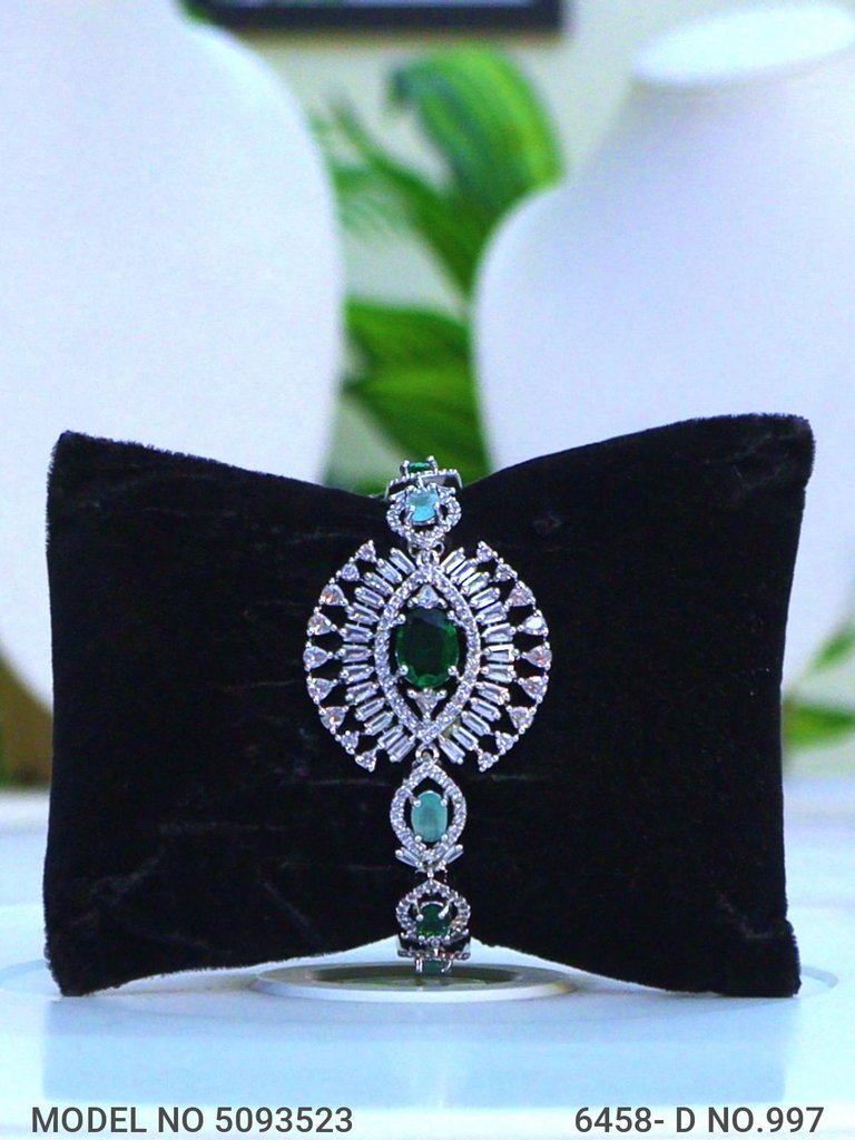 Friendship of Tradition and Trend