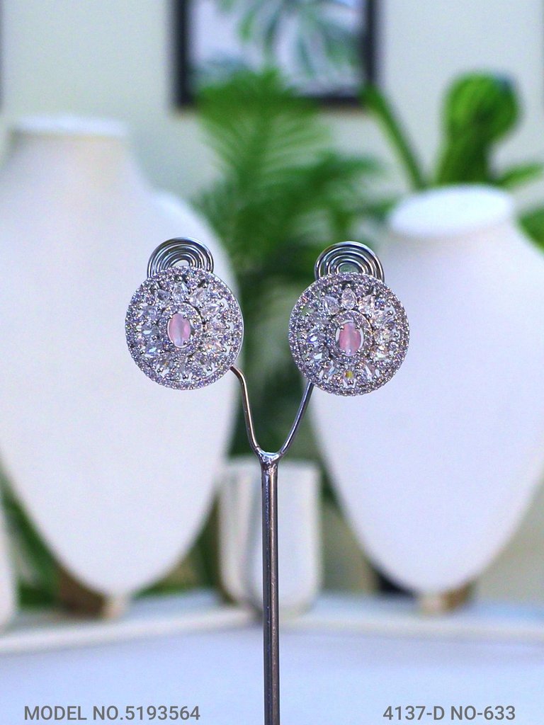 Friendship of Tradition and Trend