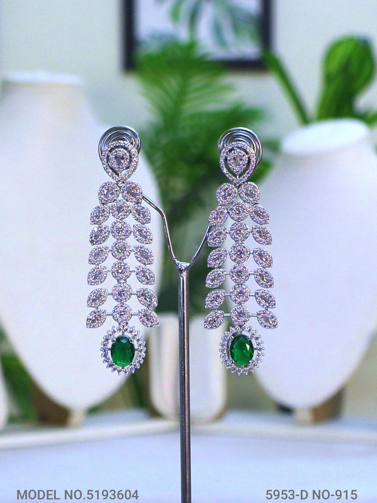 Friendship of Tradition and Trend