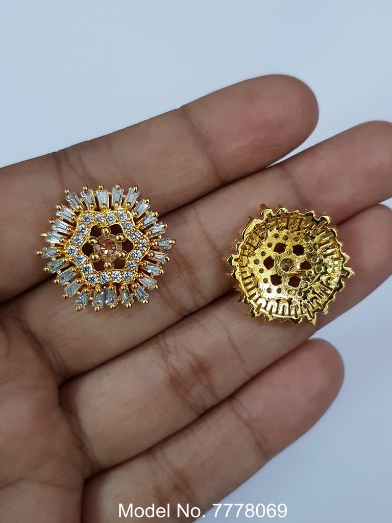 Daily wear diamond studs at wholesale price