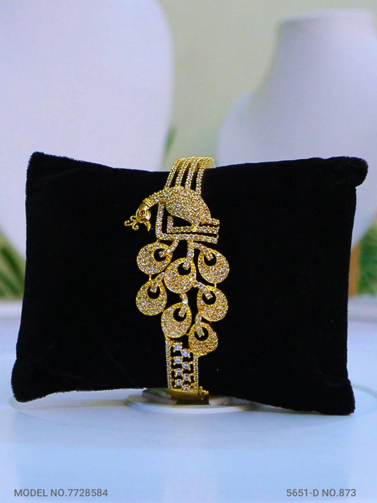 Necklace Designed by Passionate Craftsmen !