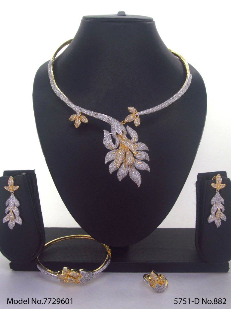 Traditional Necklaces in Trend