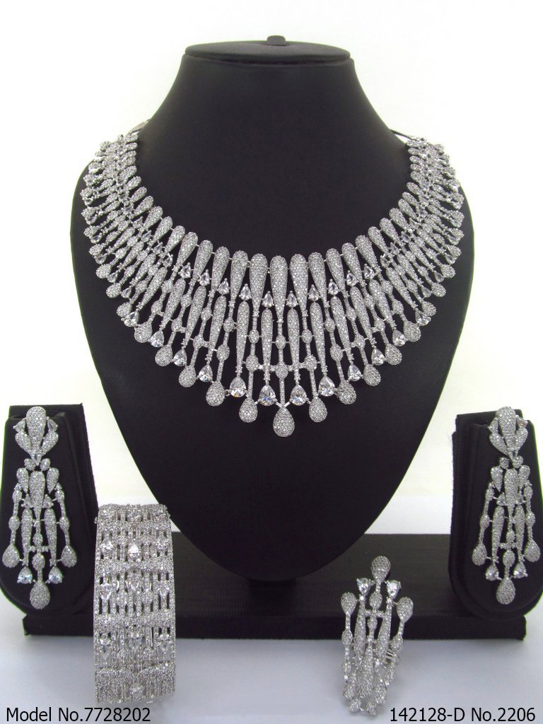 Traditional Necklaces in Trend