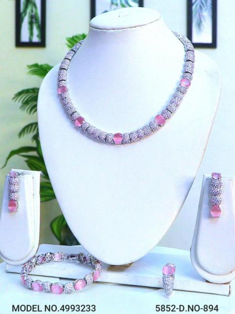 Traditional Necklaces in Trend