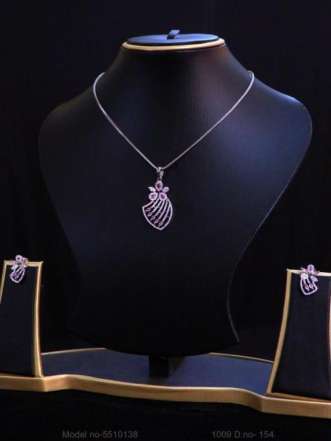 Fine Fashion Classic Pendant Set