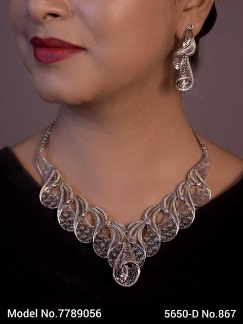 Necklace Designed by Passionate Craftsmen !